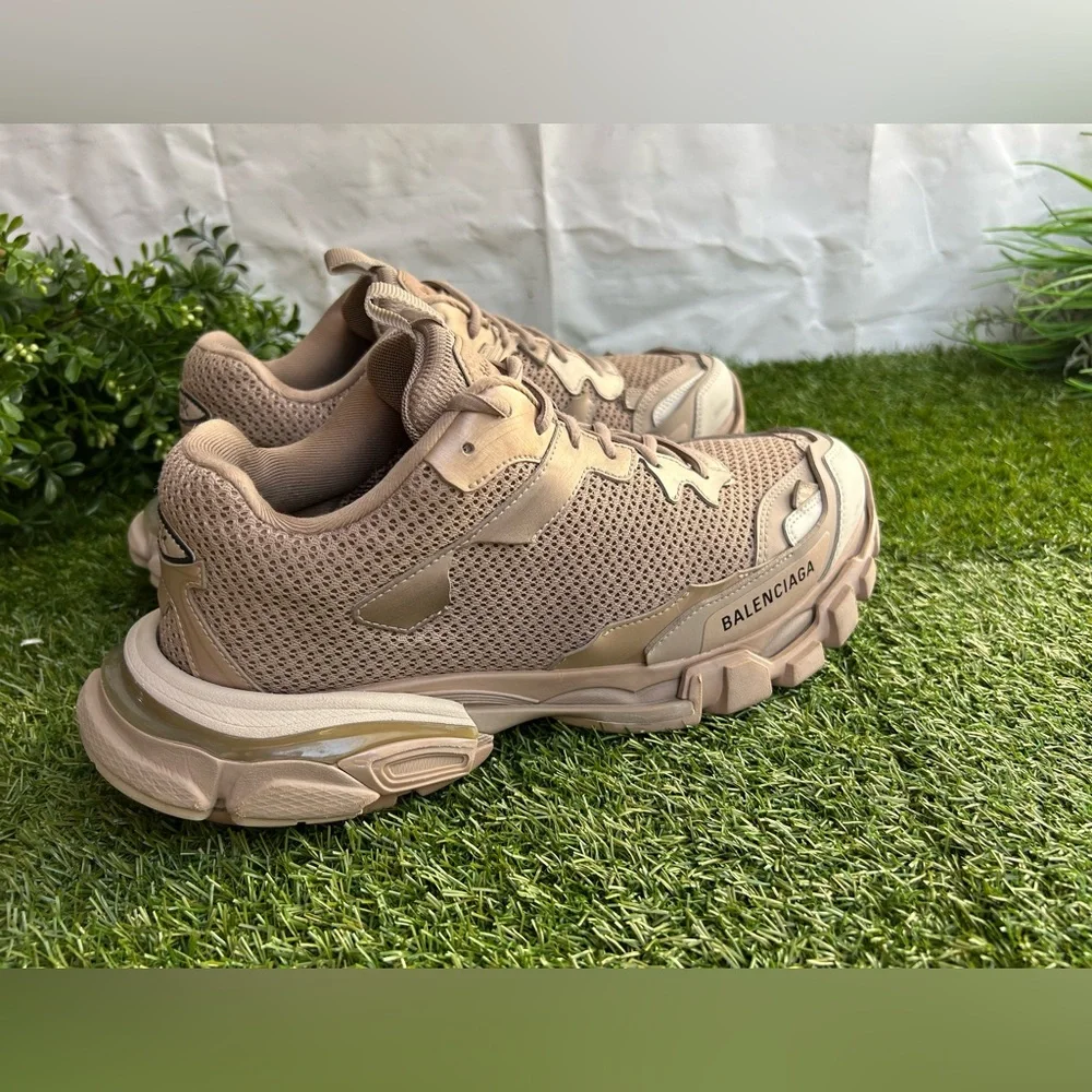 BALENCIAGA
Track.3 Sneakers - Balenciaga - Beige Mix
$1,025 Sz 42 men 9 women 12 - Picture 10 of 17